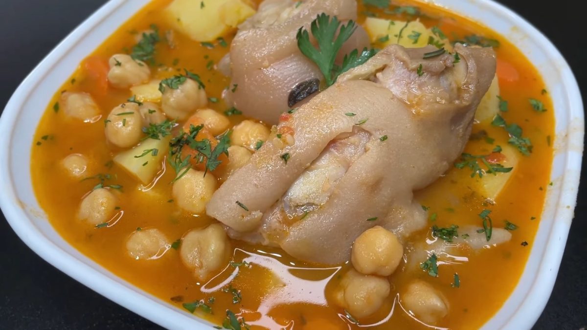 Garbanzos con patas de puerco
