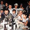 Fidel Castro cenando con los carboneros de la Cienaga de Zapata (1)