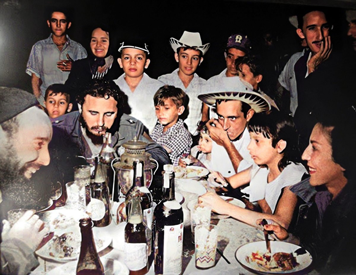 Fidel Castro cenando con los carboneros de la Cienaga de Zapata (1)