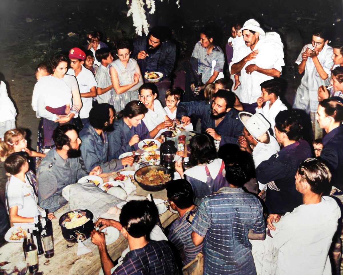 Fidel castro cenando con los carboneros de la Cienaga de Zapata (2)