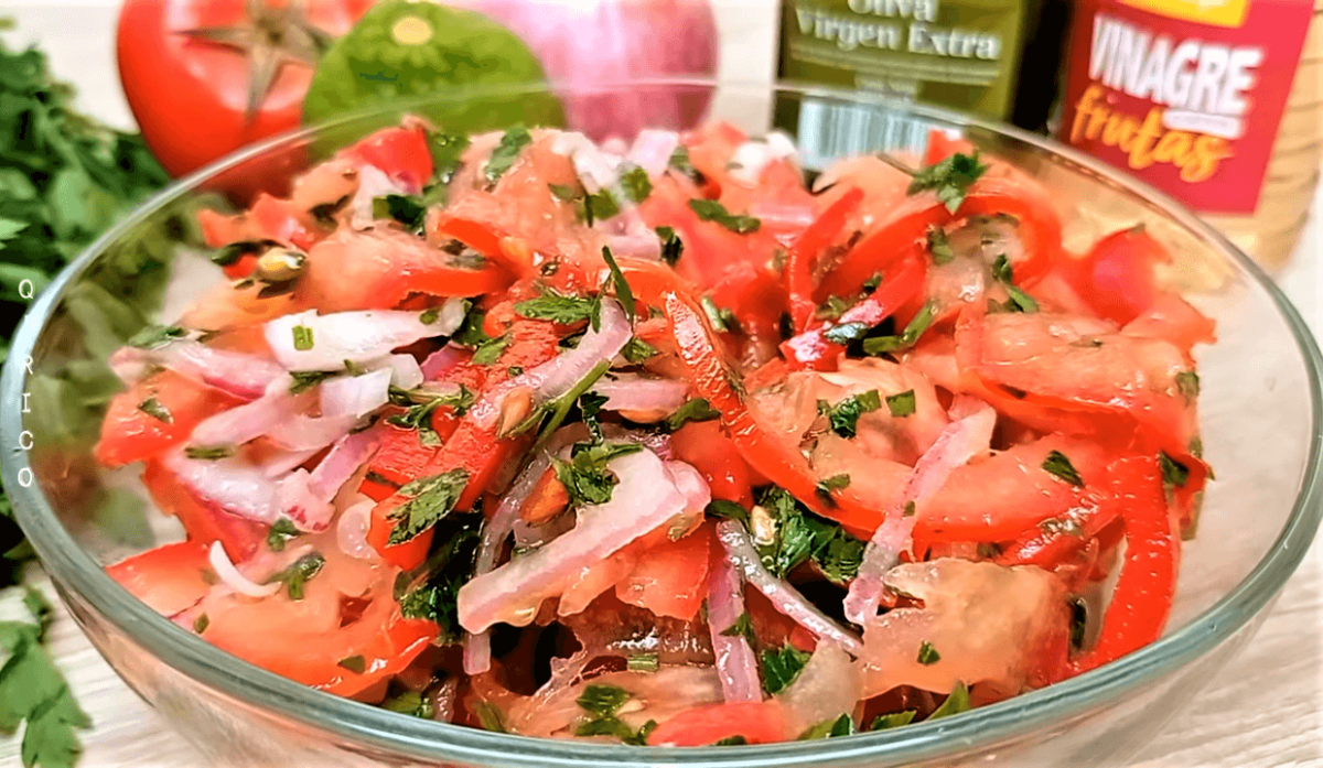 Ensalada de tomate, lechuga y cebolla