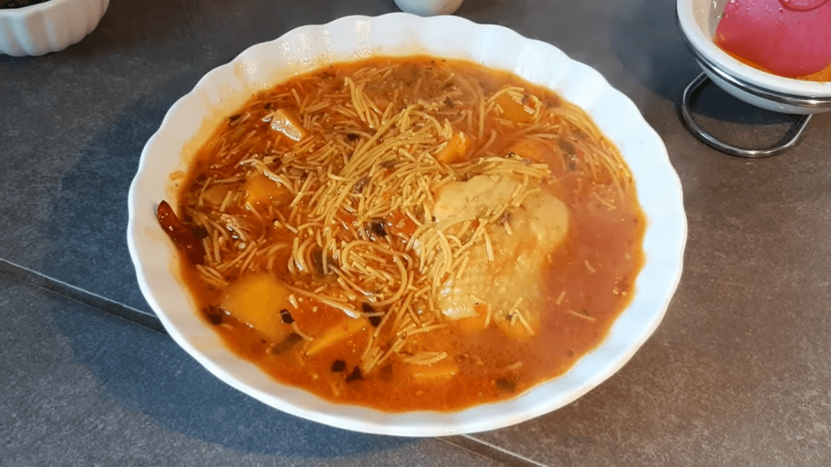 Sopa de pollo cubana