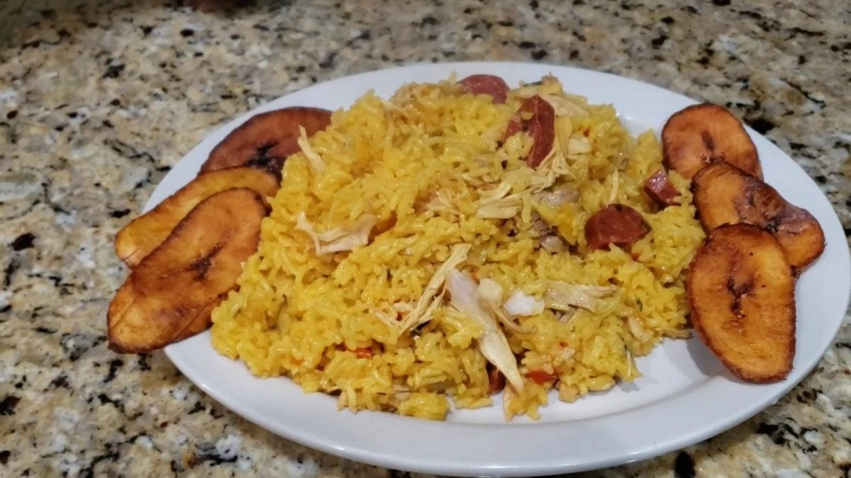 Arroz amarillo con pollo a la cubana