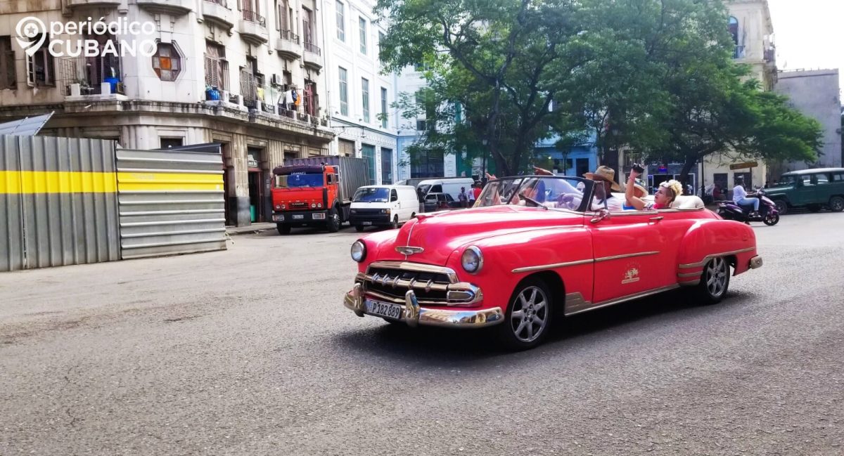 Automóviles clásicos y de famosos en La Habana