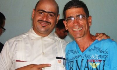 Andy Vázquez, conocido como Facundo en Vivir del Cuento, junto al periodista cubano Francisco Rodríguez Cruz