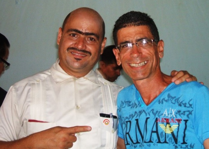 Andy Vázquez, conocido como Facundo en Vivir del Cuento, junto al periodista cubano Francisco Rodríguez Cruz