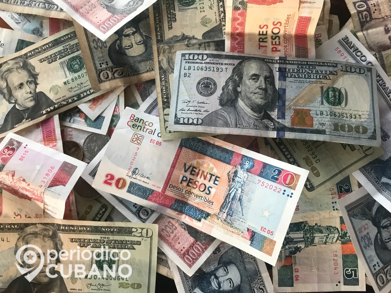 Cubanos pueden depositar dólares en efectivo a sus cuentas bancarias