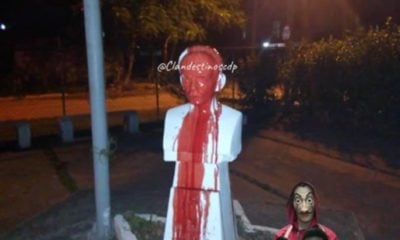 Busto de Martí manchado de rojo como señal de protesta del grupo cubano “Clandestinos”