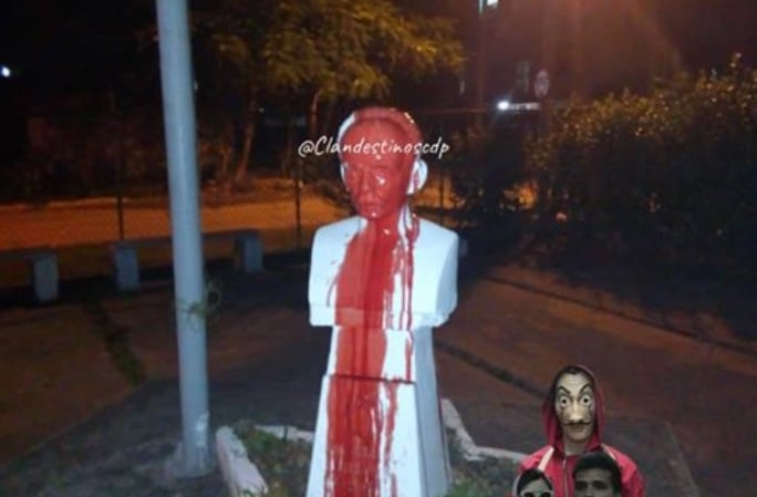 Busto de Martí manchado de rojo como señal de protesta del grupo cubano “Clandestinos”