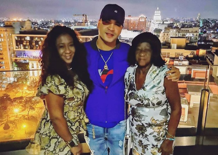 Yomil junto a su madre y abuela desde el Paseo del Prado en La Habana