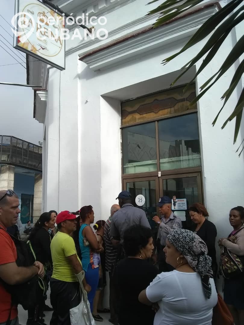 Cuba: Enormes colas custodiadas por policías para comprar detergente