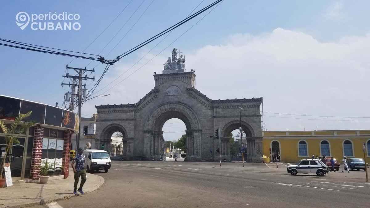 entrada al cementerio de colon