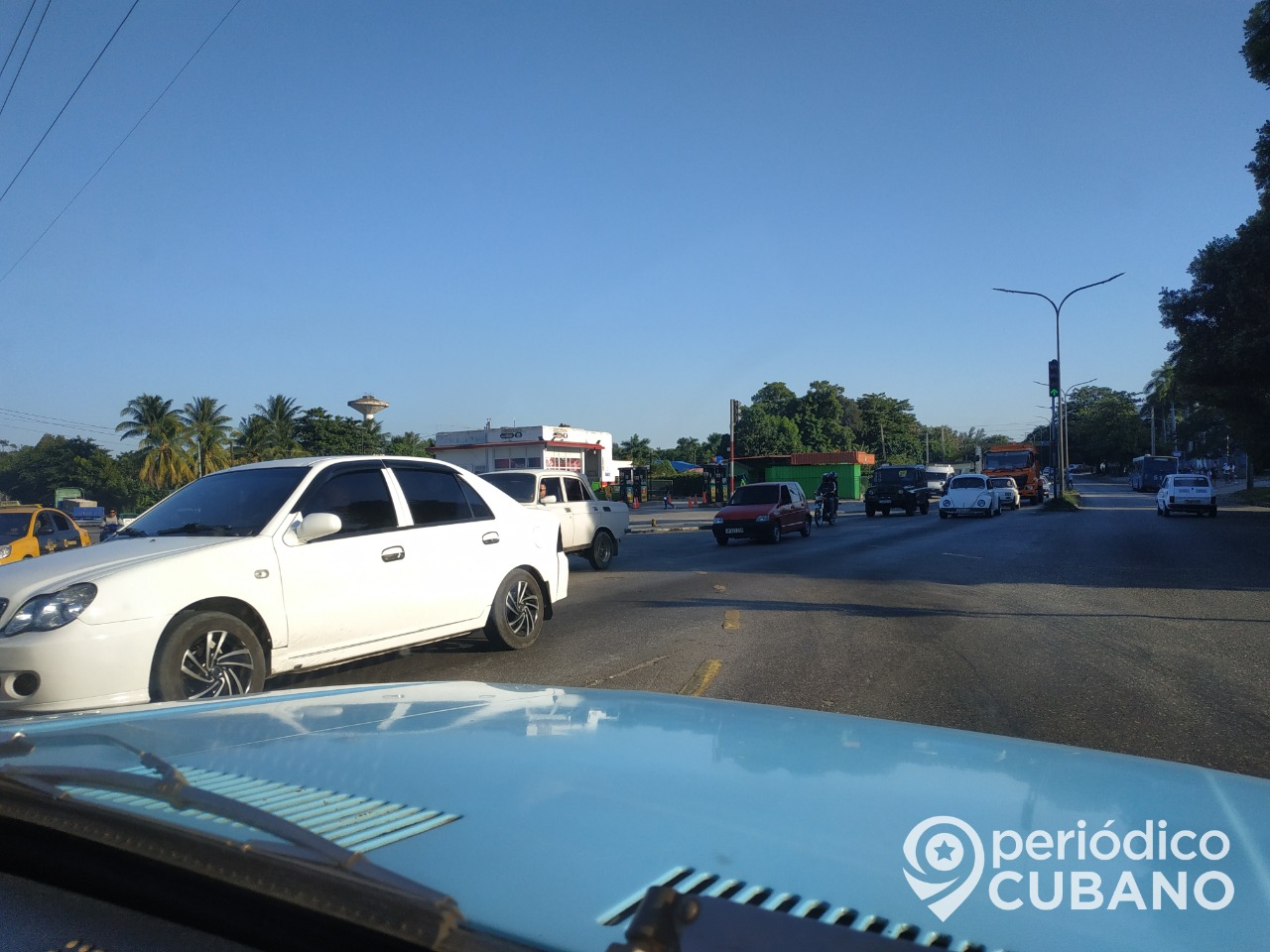 Gobierno cubano sanciona a los conductores de vehículos estatales que no paran a “dar botella”