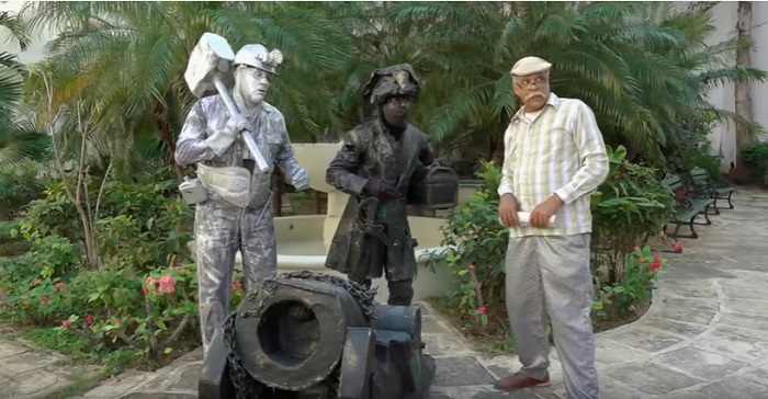 Pánfilo y Chequera se hacen pasar por estatuas para conseguir dinero y pagarle a un electricista