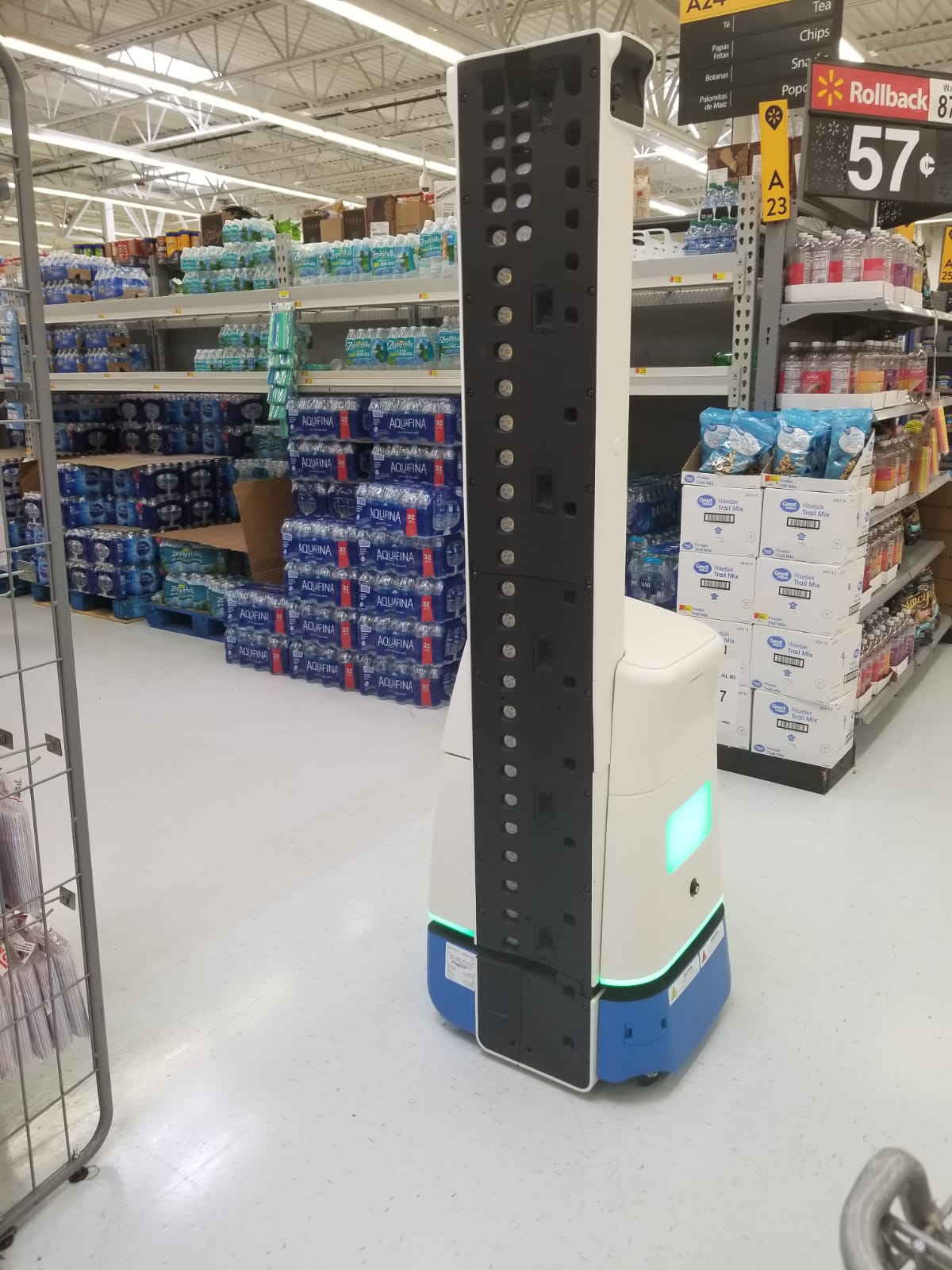 Walmart estrena en Hialeah un robot que limpia la tienda, los cubanos quedan asombrados. (PERIODICO CUBANO)