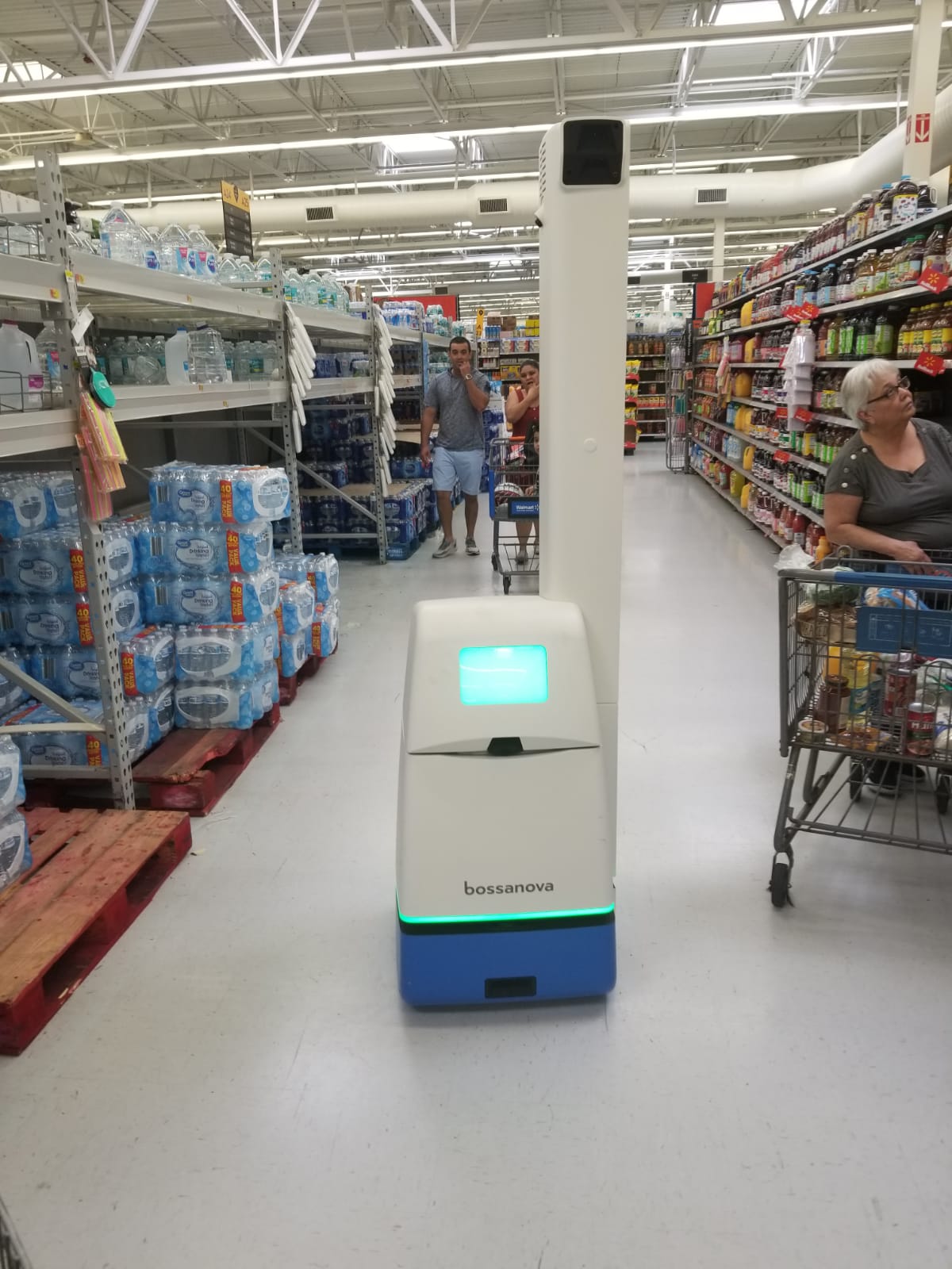 Walmart estrena en Hialeah un robot que limpia la tienda, los cubanos quedan asombrados