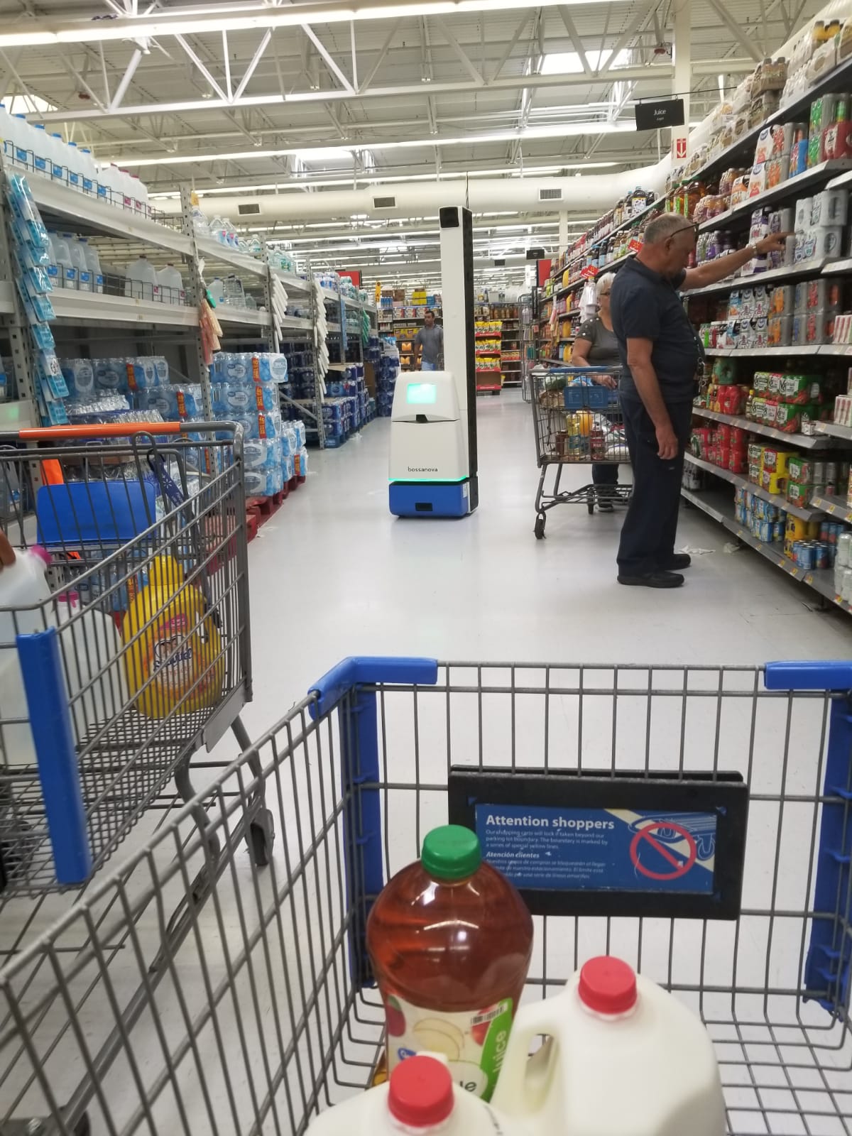 Walmart estrena en Hialeah un robot que limpia la tienda, los cubanos quedan asombrados. (PERIODICO CUBANO)