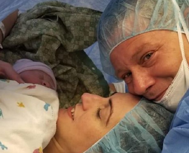 Jorge Ferdecaz y su esposa Laura comparten su felicidad ante el nacimiento de su bebé
