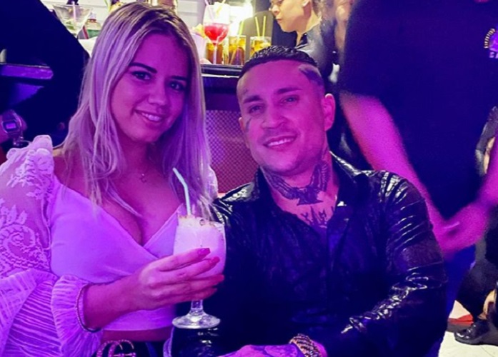 Osmani García junto a su ex novia Karla Rojas se divierten en un bar en La Habana