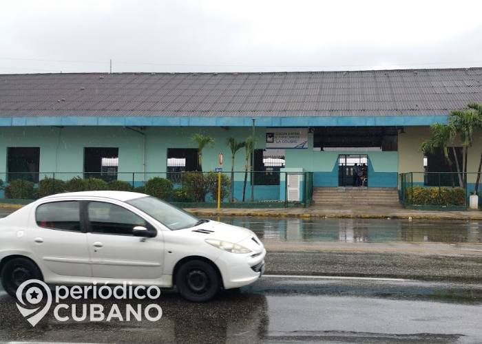 Auto circula frente a estación de tren en Cuba