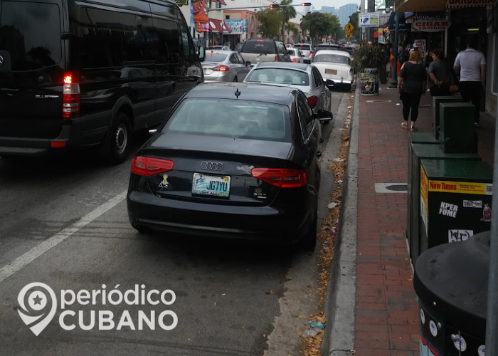 Autos circulan por el barrio de la Pequeña Habana, en Miami 