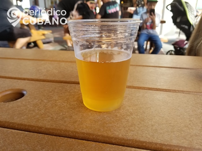 Vaso de cerveza en una mesa