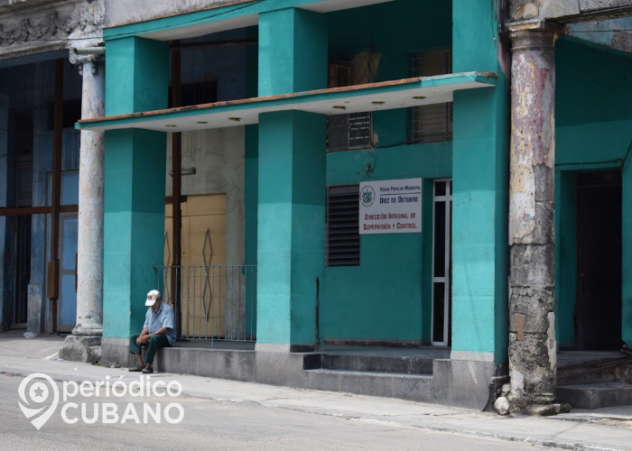 Hombre sentado en frente a una estación de policía en 10 de Octubre, La Habana 