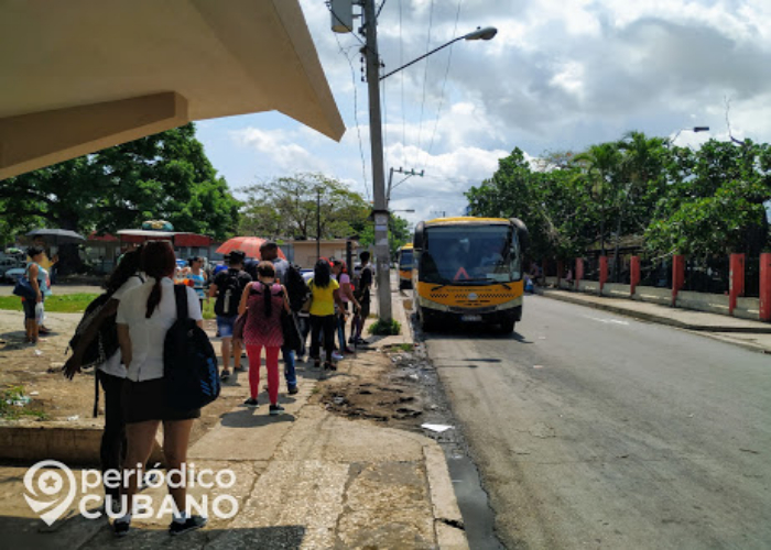 Parada de ómnibus en Cuba