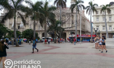 Turistas caminan por el Parque Central, en la Habana Vieja