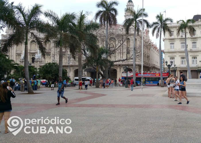 Turistas caminan por el Parque Central, en la Habana Vieja