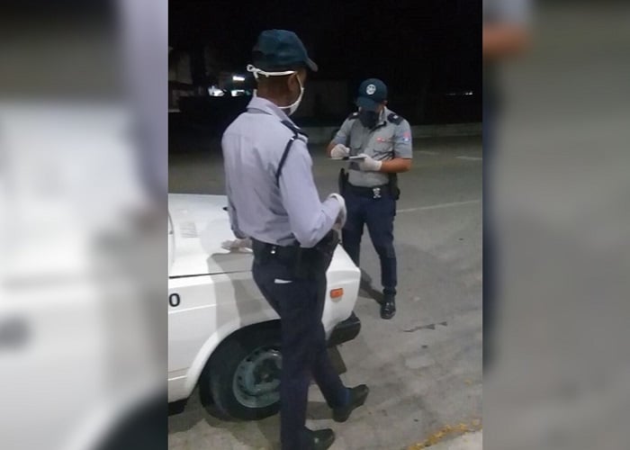 Policías levantando la multa