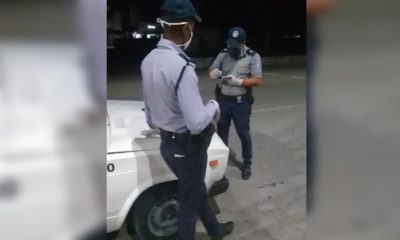Policías levantando la multa