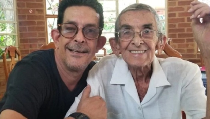 El humorista cubano Ulises Toirac confirmó en redes sociales la muerte de su padre debido a problemas delicados en su salud