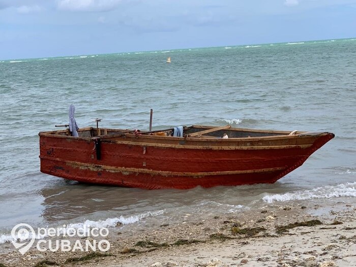 Más de 20 balseros cubanos estuvieron en peligro de morir cuando su embarcación naufragó frente a costas colombianas en un intento por llegar a Panamá