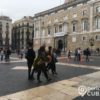 Turistas, Plaza Sant Jaume, Independentismo, Barcelona, Cataluña, España, Conos naranjas, Mujeres