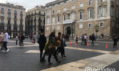 Turistas, Plaza Sant Jaume, Independentismo, Barcelona, Cataluña, España, Conos naranjas, Mujeres