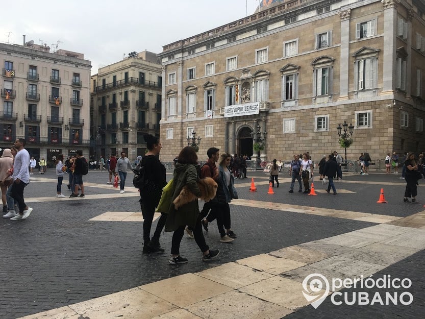 Turistas, Plaza Sant Jaume, Independentismo, Barcelona, Cataluña, España, Conos naranjas, Mujeres