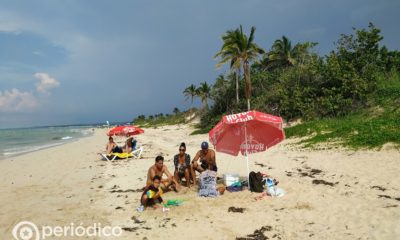 playa arena vacaciones gente personas agua salada (1)