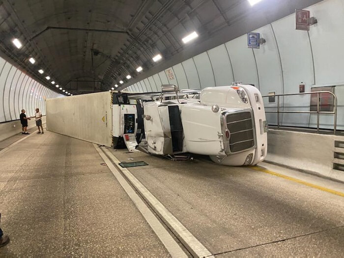 Camión con un contenedor se vira en el túnel de Miami