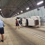 Rastra se vuelca y corta el tránsito en el túnel de Miami