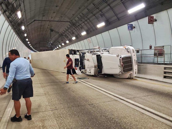 Rastra se vuelca y corta el tránsito en el túnel de Miami