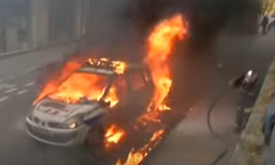 coche de policia incendiado