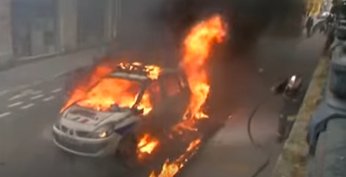 coche de policia incendiado
