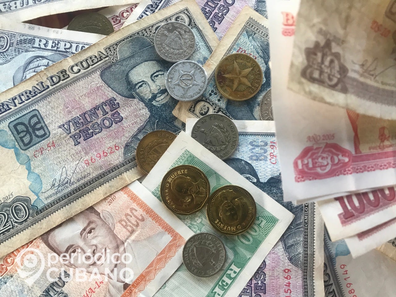 Jubilado cubano denuncia que un negocio rechazó los billetes de cinco pesos entregados por el banco