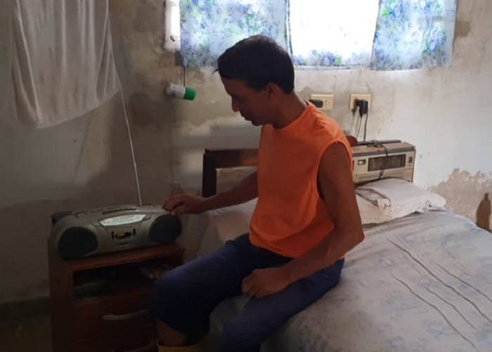 Cubano con discapacidad visual pasa hambre, sobrevive gracias a la caridad de sus vecinos