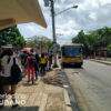 Cubanos a la espera del ómnibus en La Habana