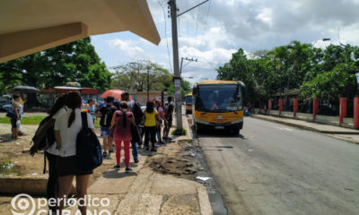 Cubanos a la espera del ómnibus en La Habana