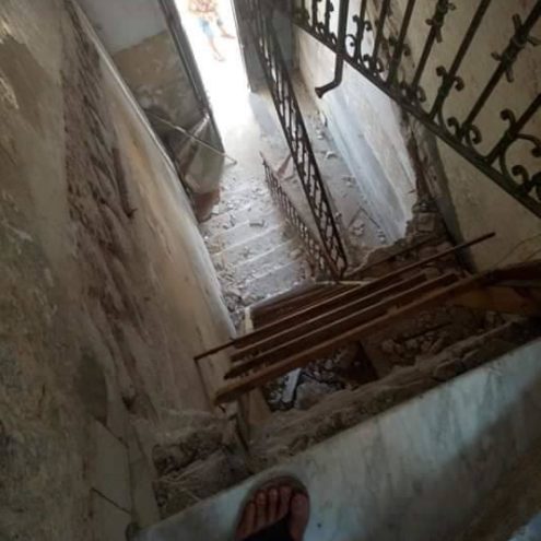 Edificio con escaleras derrumbadas (Antonio Campos-Facebook) (2)
