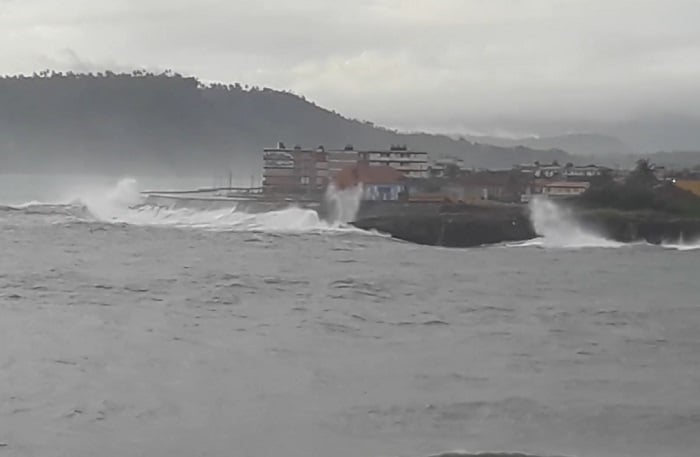 Vientos y olas de 6 metros para Baracoa, estos son los efectos del huracán Isaías
