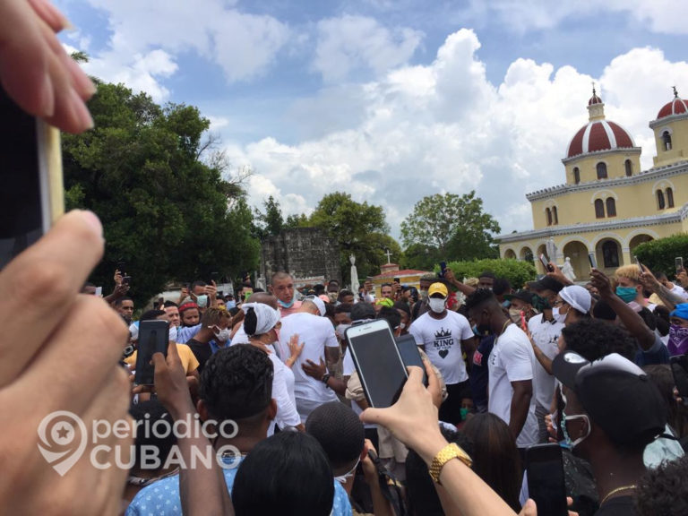 Momentos del entierro de El Dany en el cementerio de Colón en La Habana